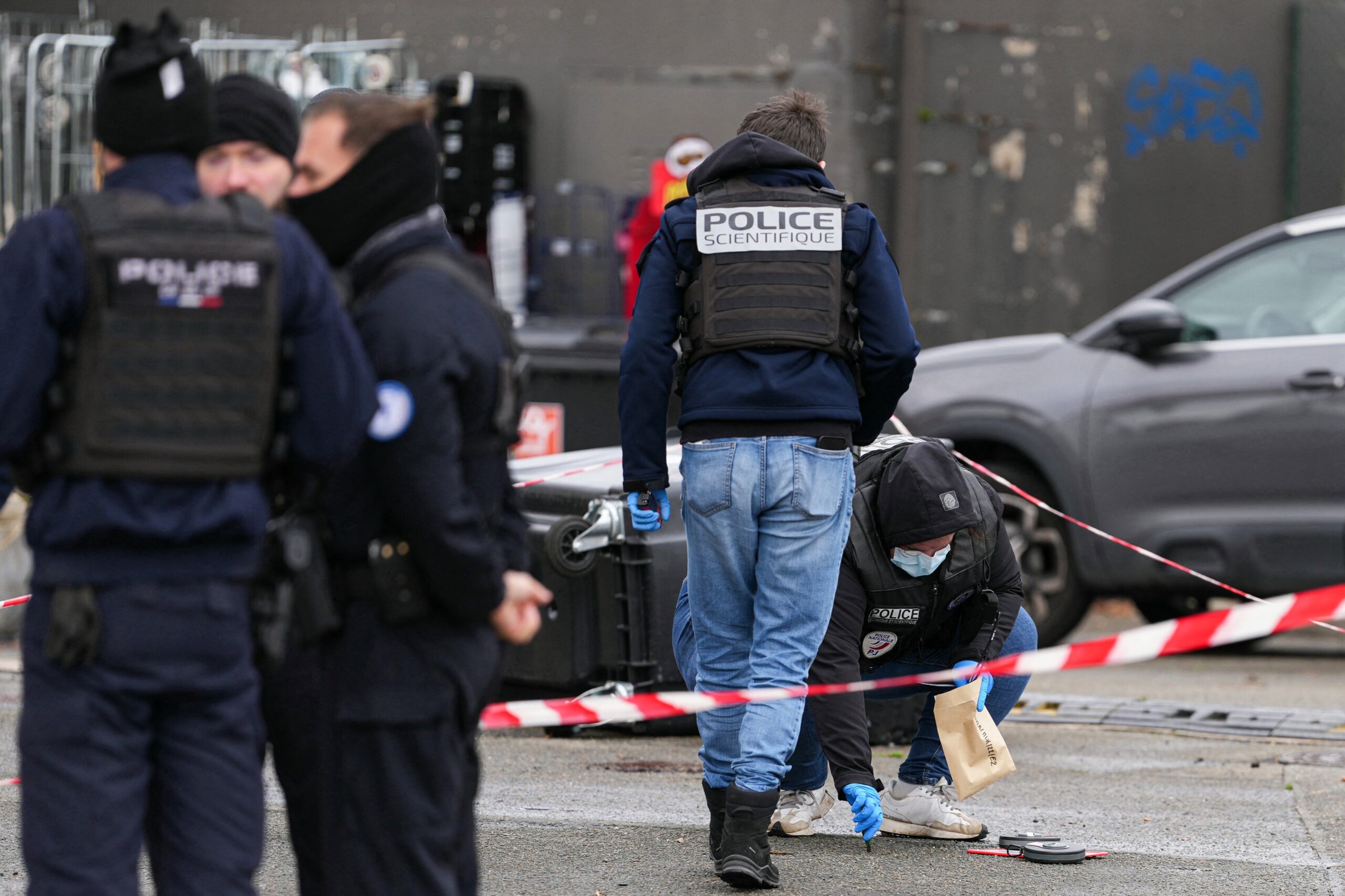 Un mort și patru răniți în urma unui schimb de focuri în suburbia Parisului, Trappes