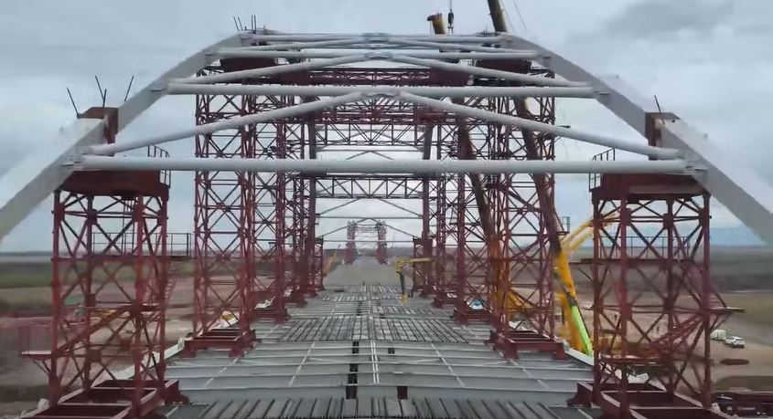 Lucrări la Autostrada Sibiu-Făgăraș: a început montarea ultimului segment metalic al unui pod de arc