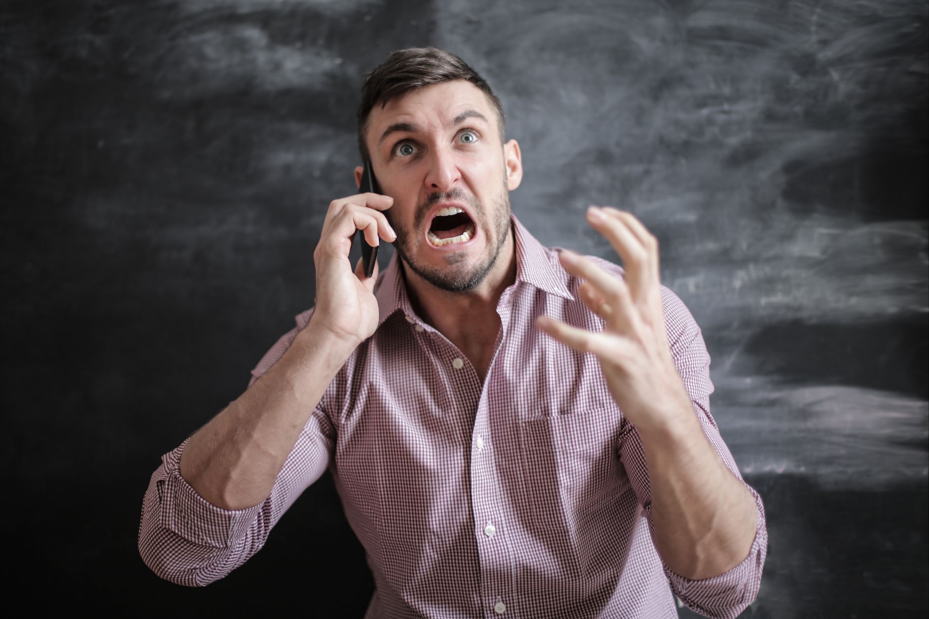 Abuzul digital are consecințe reale: 34% dintre victime suferă efecte în viața cotidiană