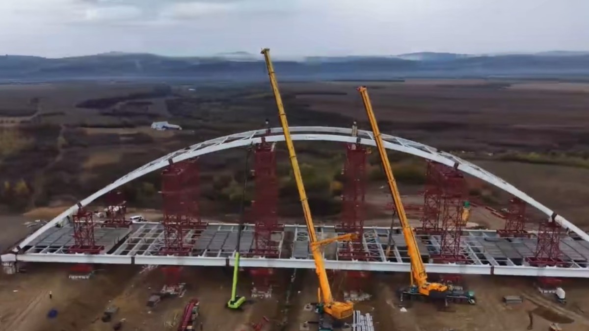 Stadiul lucrărilor la Autostrada Sibiu – Făgăraș: a fost montat ultimul segment metalic la podul în arc