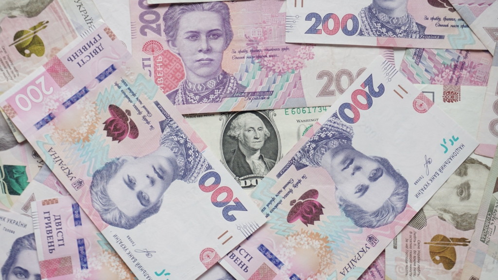 Grivna ucraineană a atins un nou minim istoric față de dolar și euro