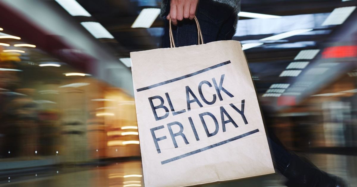 Black Friday 2026: Românii mizează pe reduceri pentru produsele de bază din cauza scăderii puterii de cumpărare