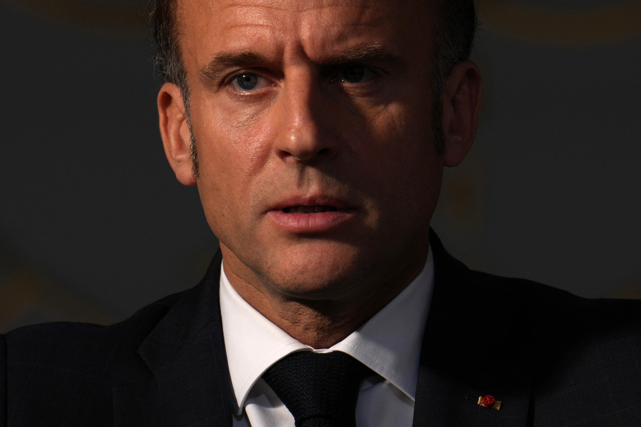 Emmanuel Macron califică atacul armat din Trappes drept un moment de cotitură pentru Franța