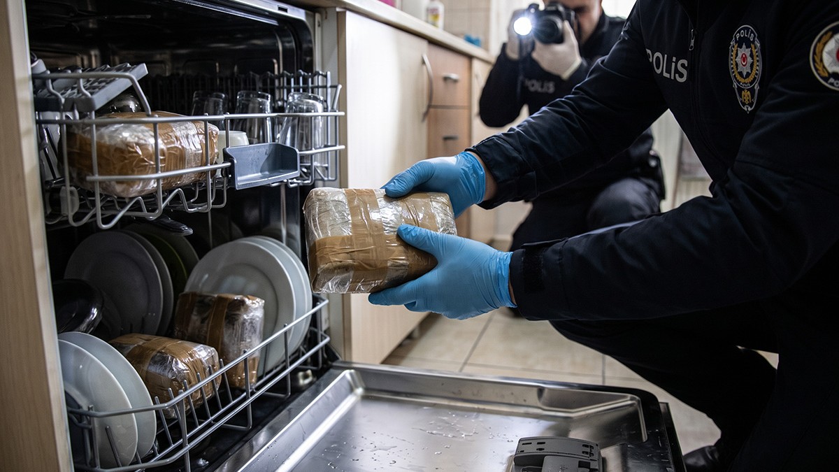 Operațiune masivă în Istanbul: 100 de kilograme de droguri au fost ascunse într-o mașină de spălat vase