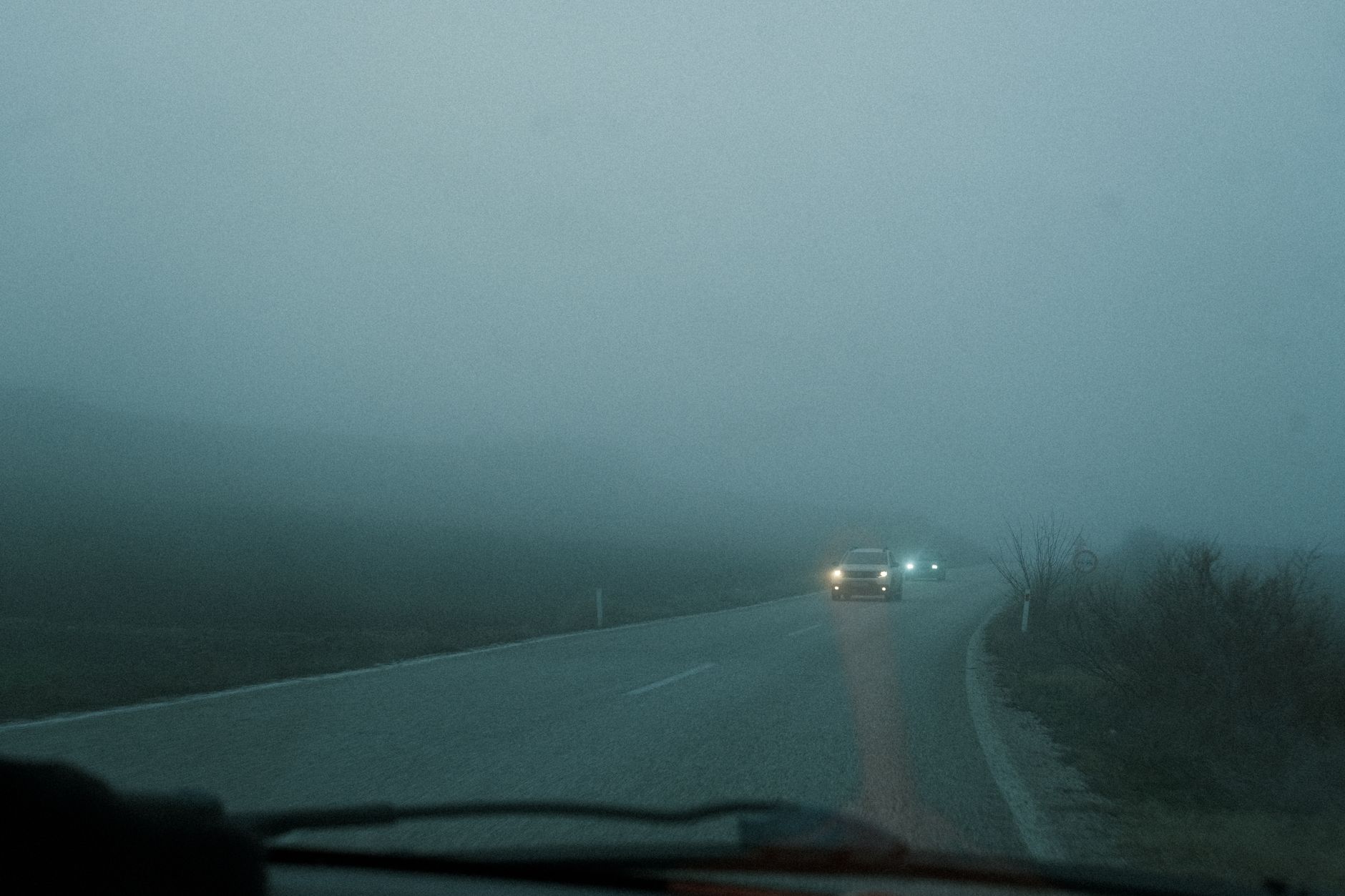 Circulație dificilă în România din cauza ceții dense: vizibilitate redusă pe autostrăzi și drumuri județene