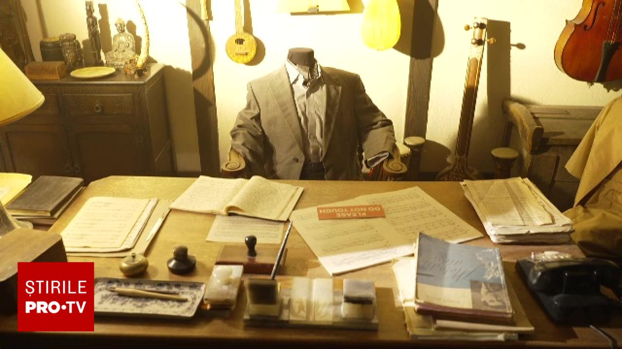 Expoziție gratuită în București: Obiecte din filmul „Cravata galbenă” și lucrări de scenografie