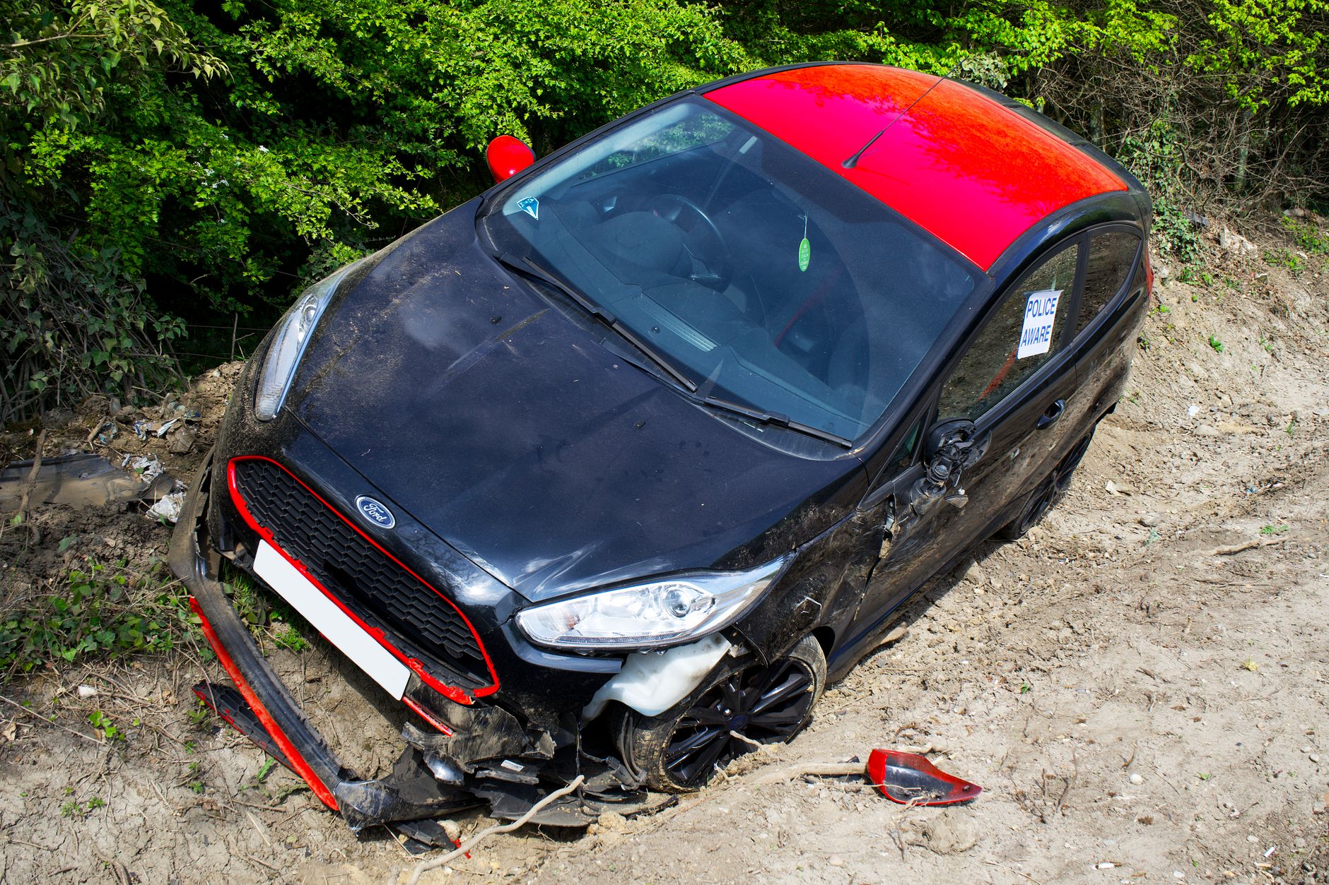 Accident violent la ieșirea de pe A1 spre Vâlcea: un container a căzut peste un autoturism