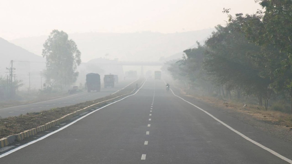 Ceață densă în România: Vizibilitate redusă pe autostrăzi și avertizări de cod galben în 17 județe