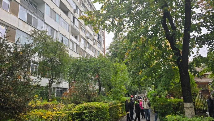 Evacuare preventivă într-un bloc din Sectorul 6 după apariția unei crăpături între două scări
