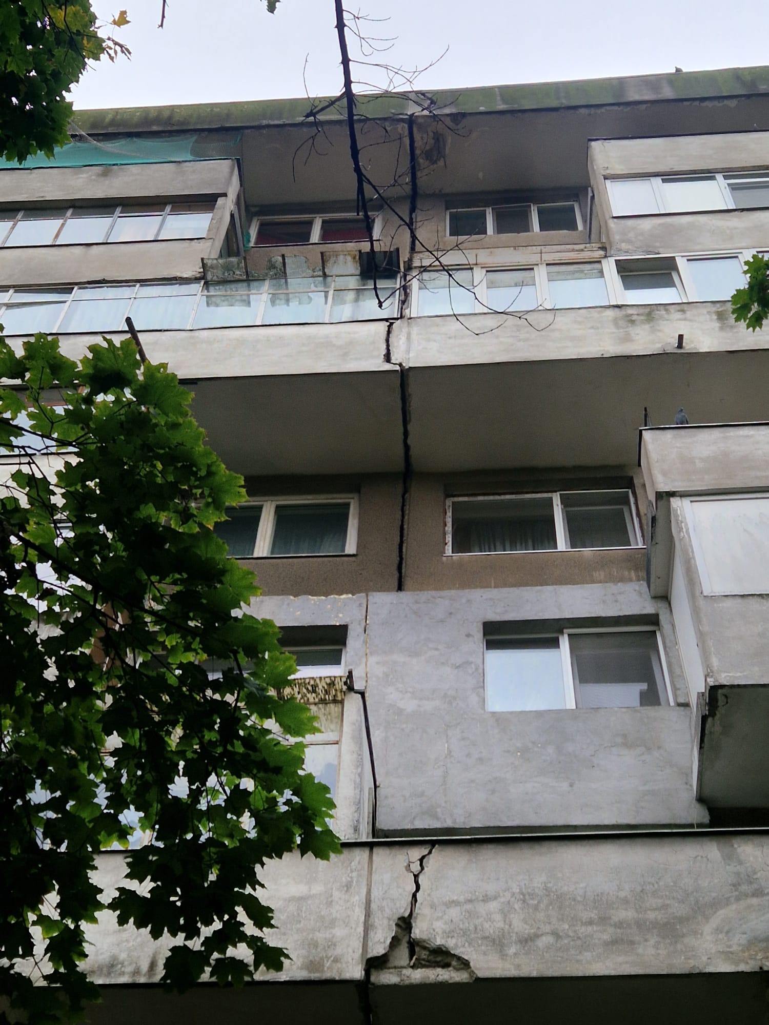 Bloc cu bulină roșie din Drumul Taberei a fost evacuat după apariția unei crăpături uriașe