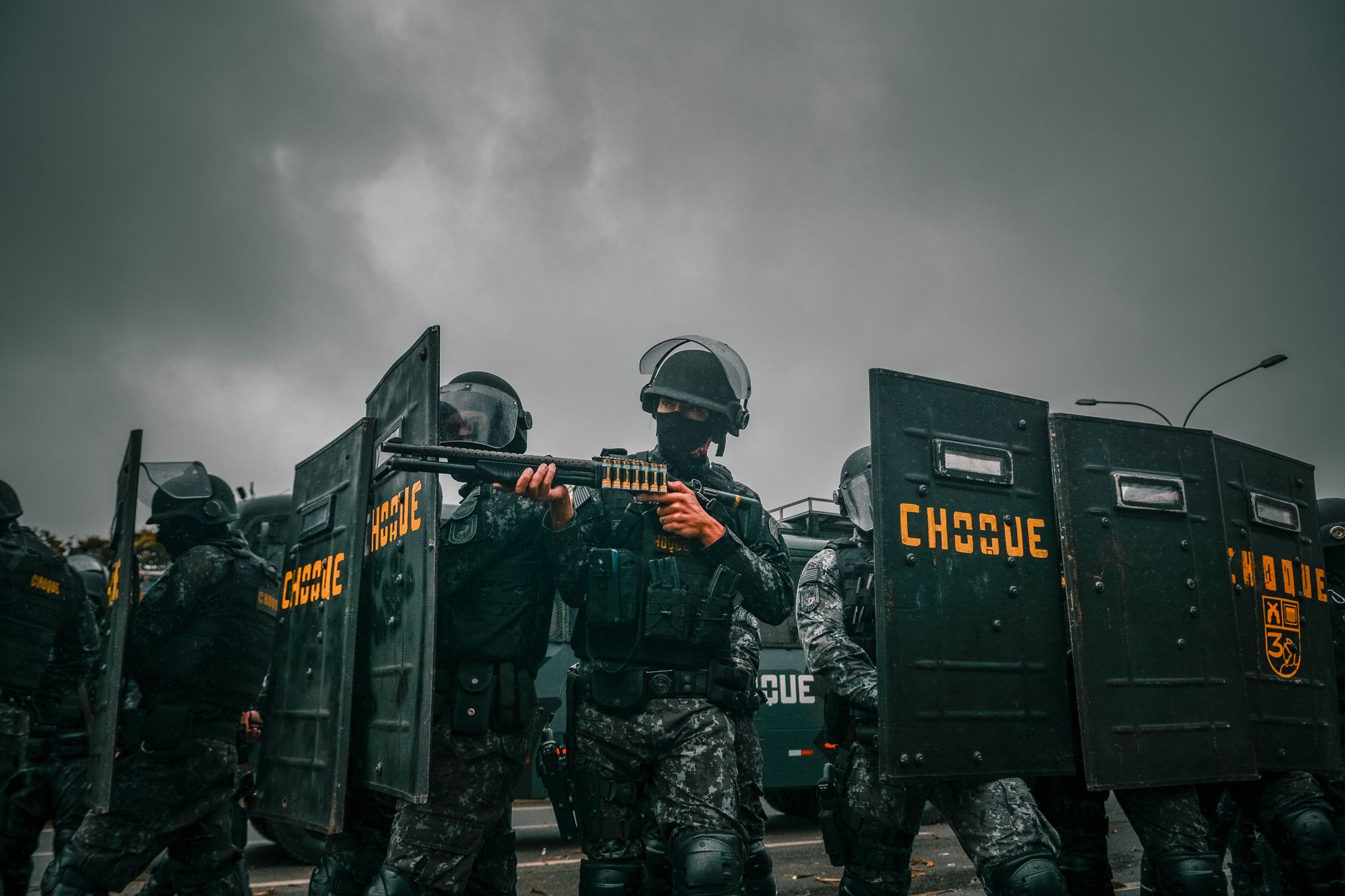 Franța sub asediu securitar: 70.000 de polițiști mobilizați pentru protestele împotriva scăderii puterii de cumpărare