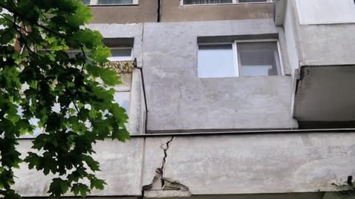 Alertă în Sectorul 6: Bloc cu risc seismic a fost evacuat după apariția unei crăpături între scări