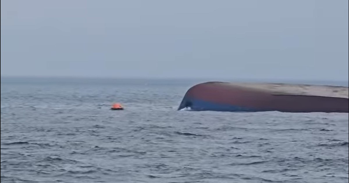 Căutări intense în Marea Neagră pentru trei marinari dispăruți după un atac cu drone asupra unei nave