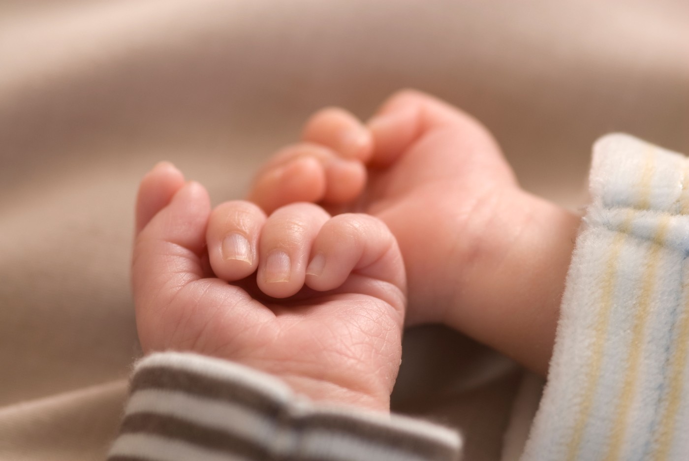 Condamnare pentru răpirea unor gemeni de către un cuplu de români: au trăit cu bebelușii într-o mașină