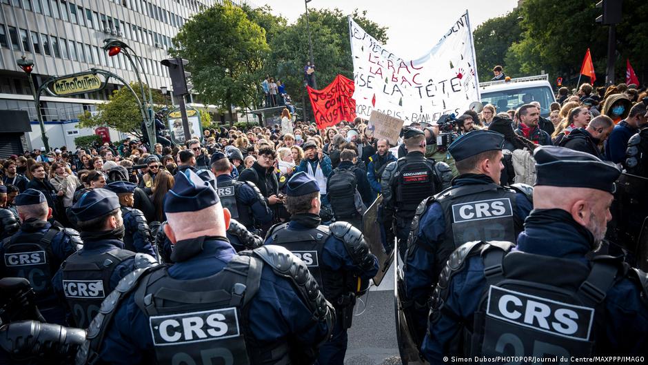 Franța, sub alertă de securitate: sute de mii de protestatari pe străzi și temeri de jafuri
