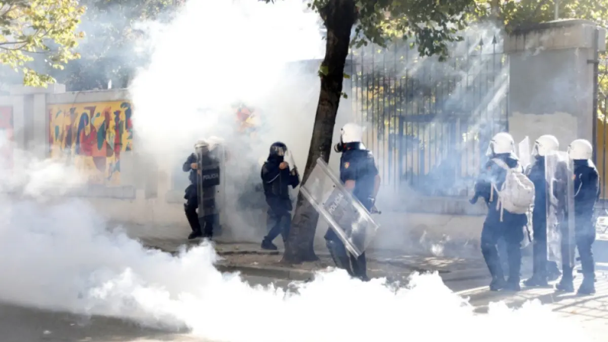 Proteste violente în Tirana: Manifestanții cer demisia premierului Edi Rama