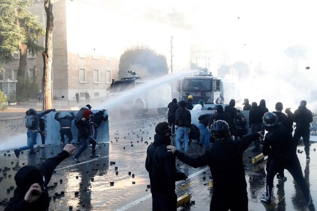 Proteste violente în Albania: mii de manifestanți împotriva corupției și a condițiilor precare de studiu