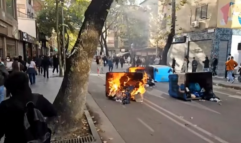 Mii de oameni au ocupat străzile din Tirana: proteste violente pentru demisia premierului Edi Rama