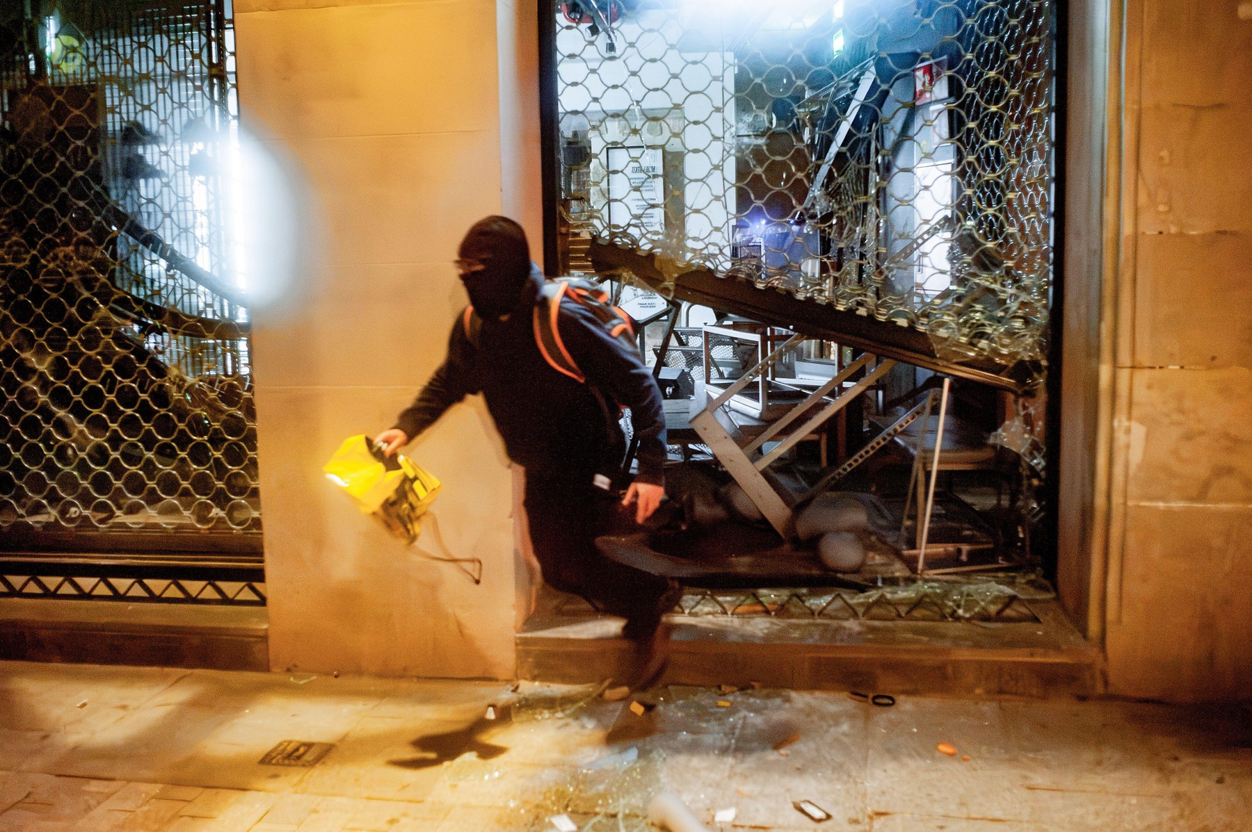 Violențe masive la Barcelona: 100 de persoane arestate, inclusiv mulți minori, în urma jafurilor și incendiuilor