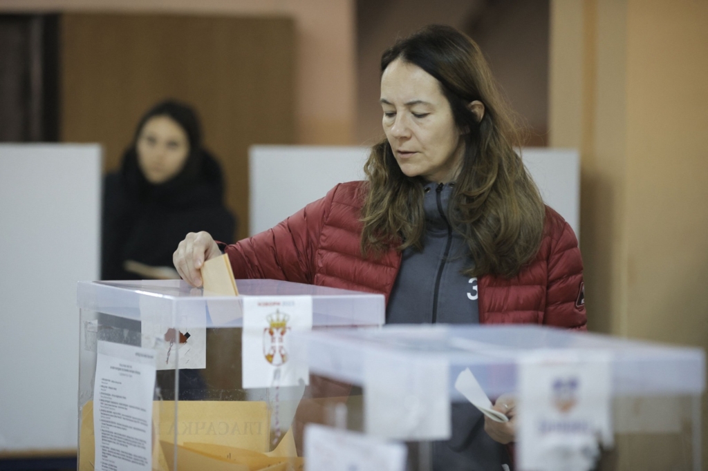 Serbia votează în contextul protestelor studențești masive care îl provoacă pe Aleksandar Vucic