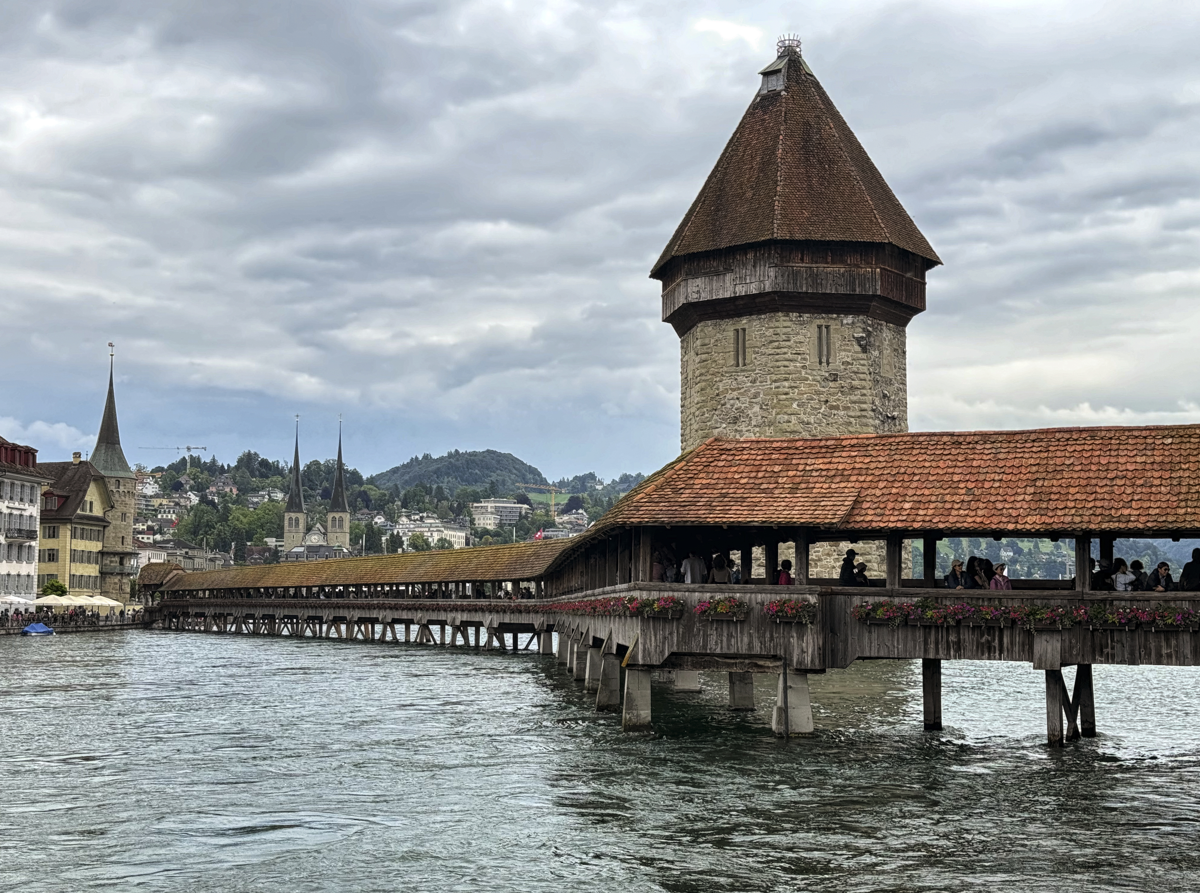 Istoria spectaculoasă a podului Kapellbrücke din Lucerna: de la fortificație la monument istoric
