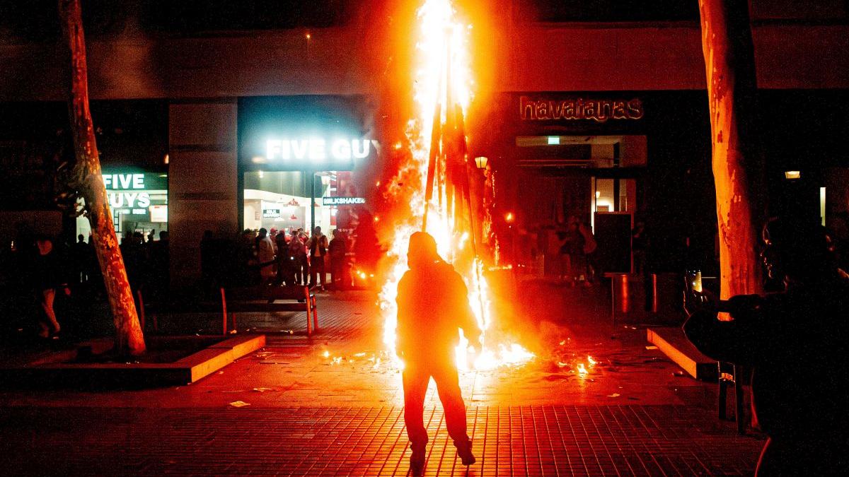 Revolta tinerilor se extinde în Europa: jafuri și violențe în Barcelona sub sloganul Institut Indignats