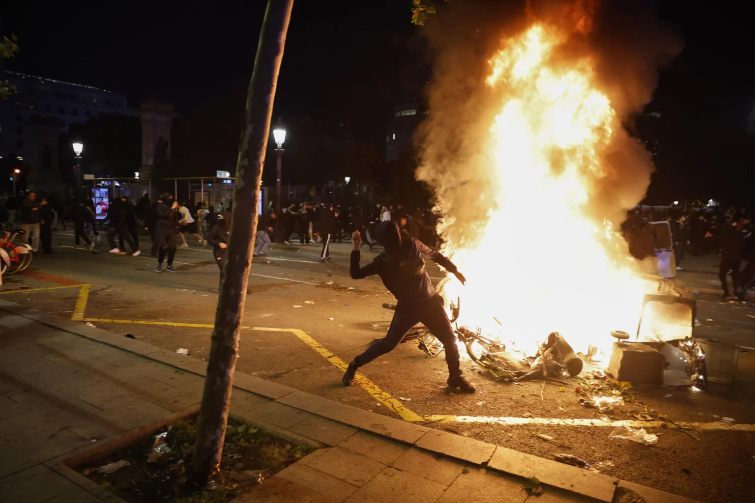 Violențe în Barcelona: Val de arestări după distrugerile din Plaza de Catalunya