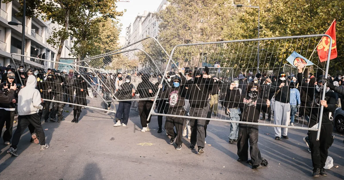 Franța, zguduită de un nou val de proteste masive: aproape 1.000 de arestări și tensiuni în orașe