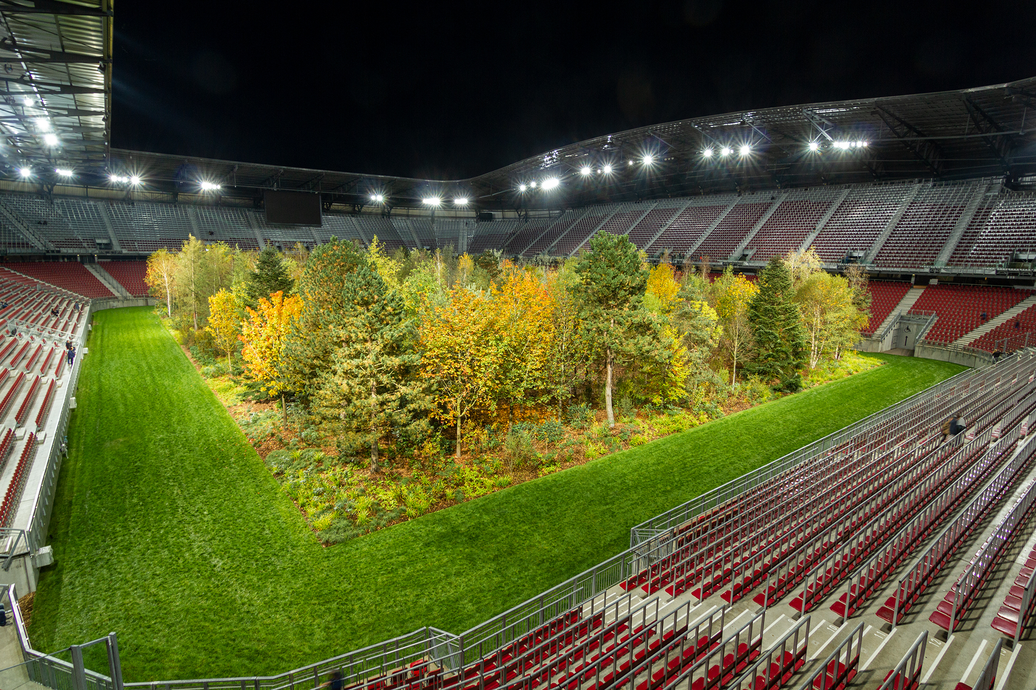 Istoria fotbalului românesc: Meciul în care 60.000 de spectatori au urmărit revenirea CCA în fața lui Borussia Dortmund
