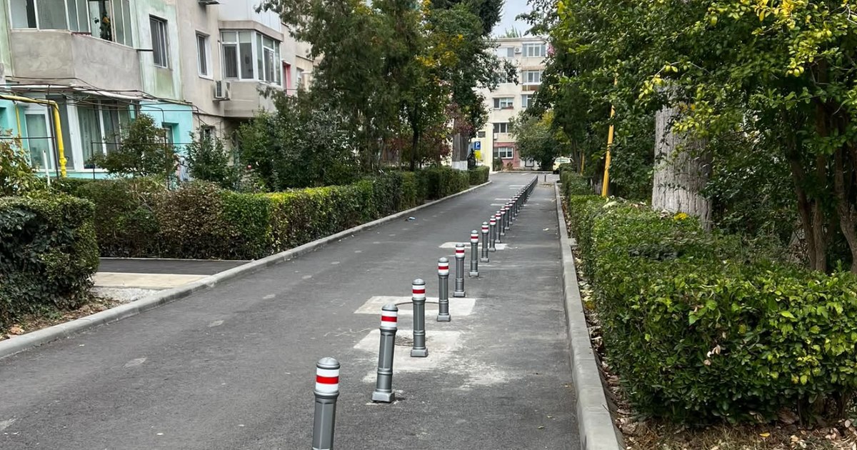 Amenajare pietonală controversată în Constanța: un șir de stâlpișori în loc de trotuar