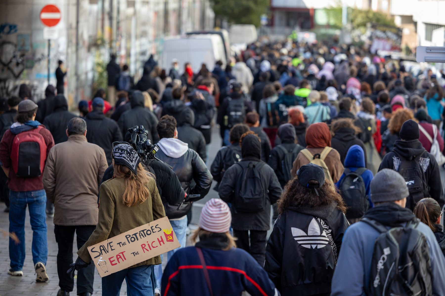 Magazine baricadate în Bruxelles cu panouri de lemn, de teama unor noi jafuri și violențe