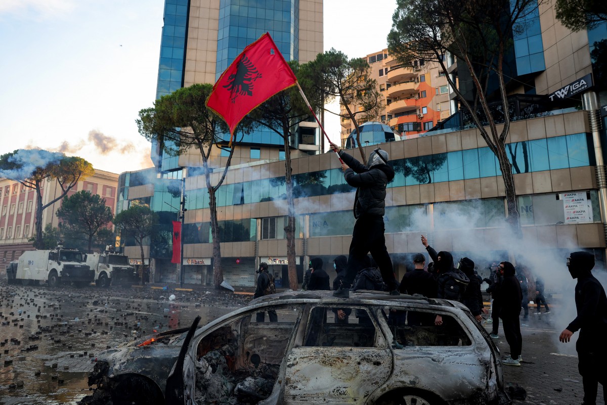 Edi Rama anunță măsuri noi pentru combaterea protestelor violente din Tirana