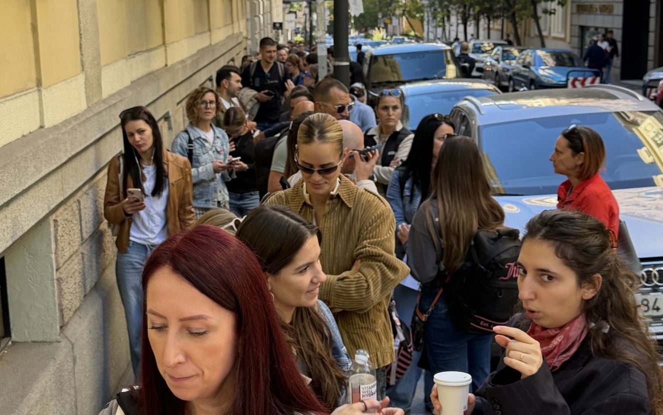 Alegeri decisive în Serbia: Cozi lungi la secțiile de votare și așteptare prelungită pentru Aleksandar Vučić