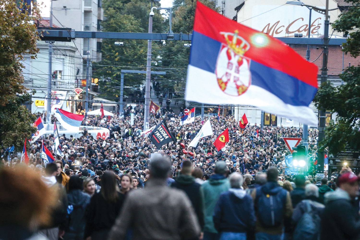 Serbia a ajuns aproape de România la salariul mediu net, sub conducerea lui Aleksandar Vucic