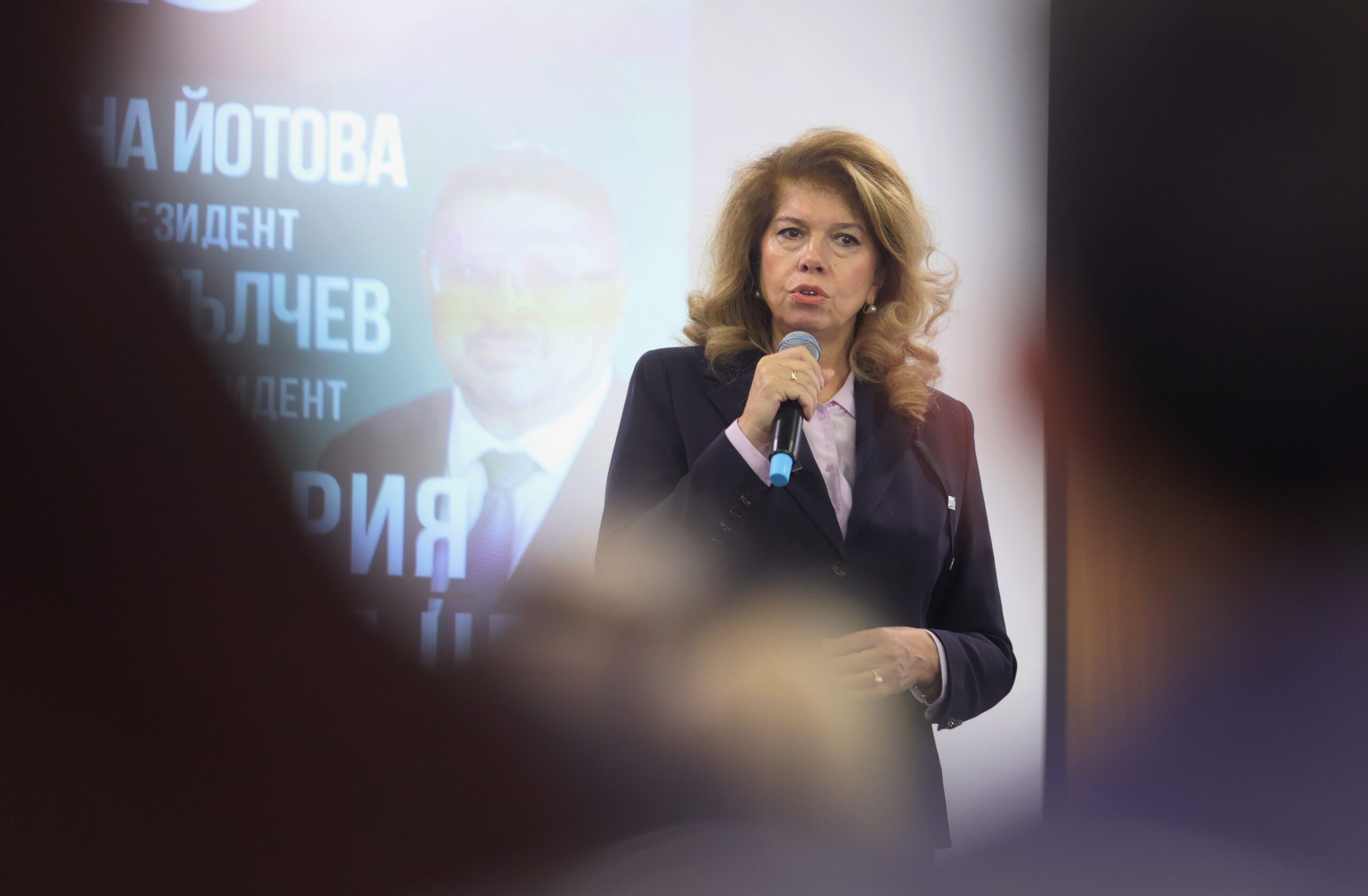 Iliana Iotova ocupă primul loc în primul tur al alegerilor prezidențiale din Bulgaria