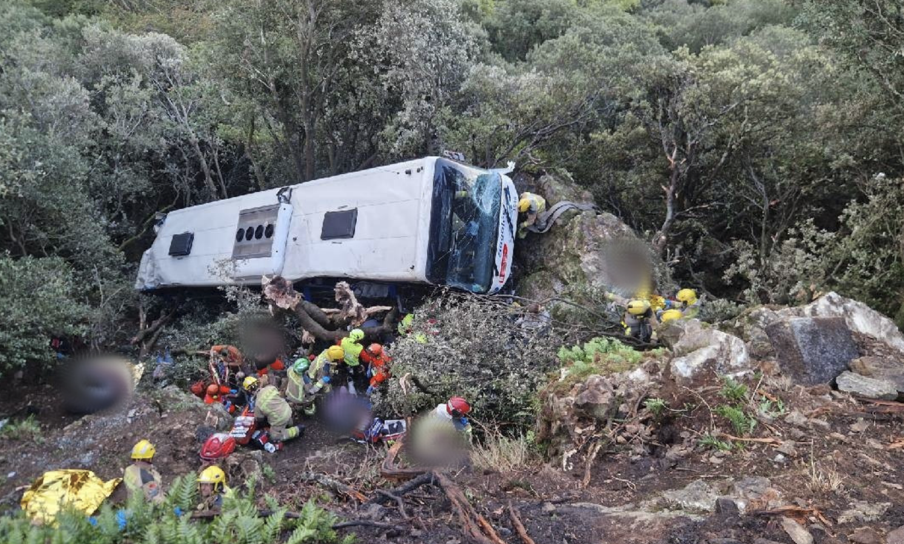 Accident teribil în Spania: Un autocar a căzut de la 20 de metri, 83 de persoane au fost rănite