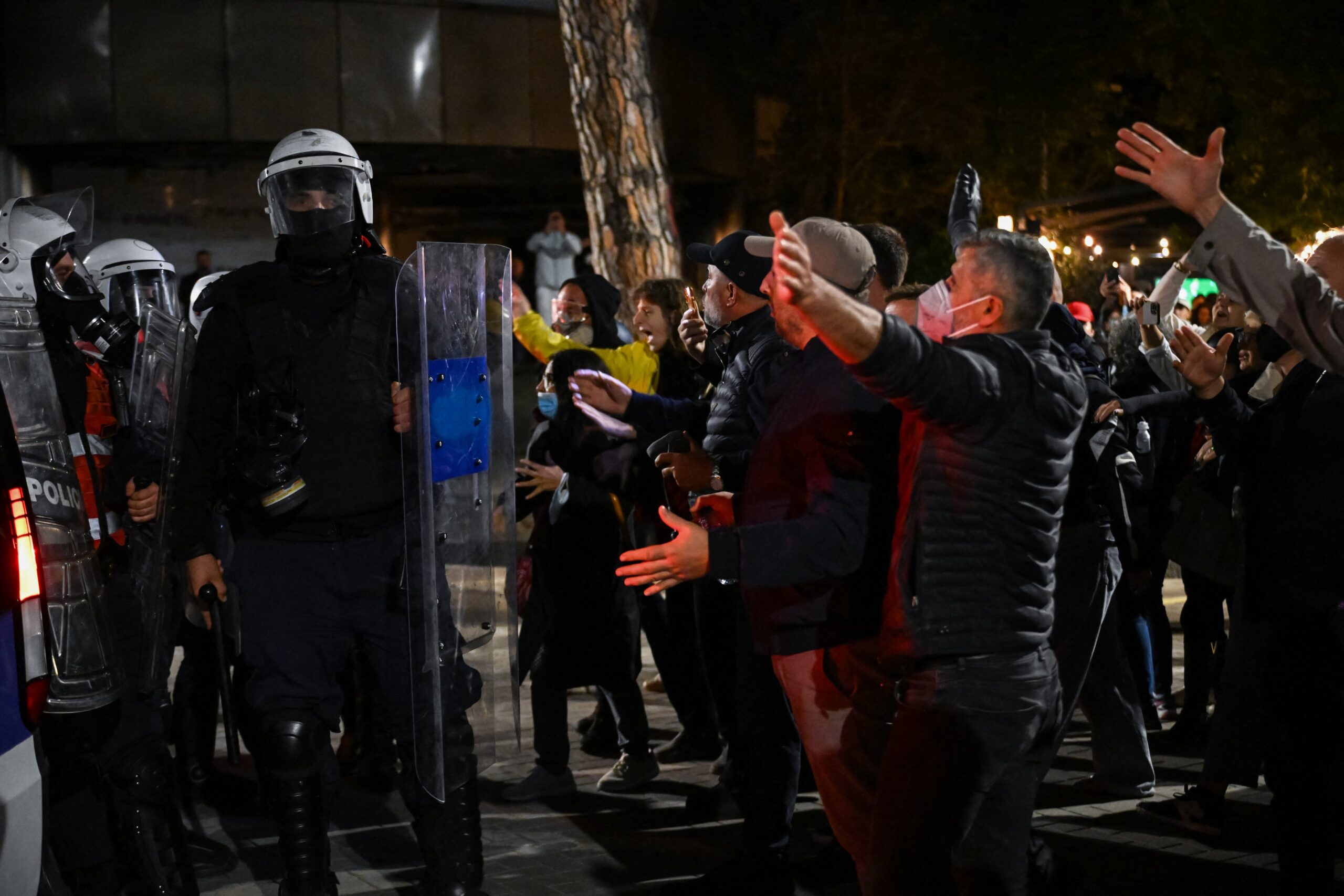 Proteste violente în Tirana, în ciuda măsurilor de sancționare anunțate de Edi Rama