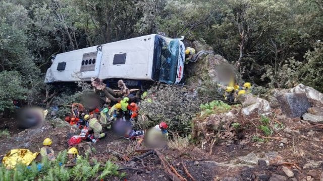 Accident grav în Spania: Un autocar a căzut de la 20 de metri într-o râpă, peste 80 de persoane rănite