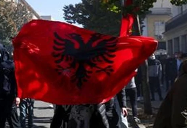 Noul val de proteste din Tirana: Manifestanții au dat foc unor scaune în fața biroului lui Edi Rama