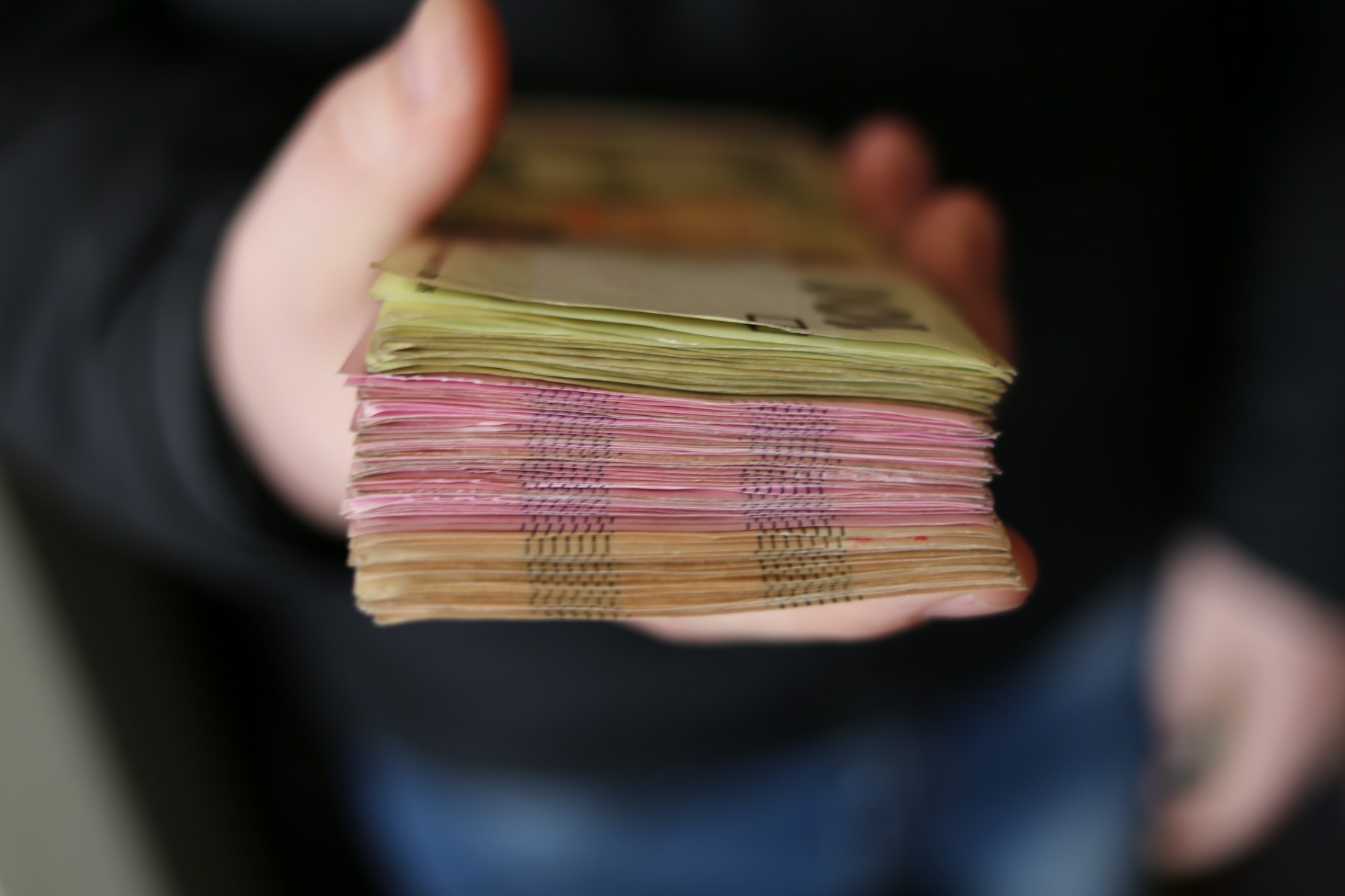 Un cetățean din Ucraina va ispăși o pedeapsă cu închisoarea după ce a înșelat patru persoane prin metoda BNR