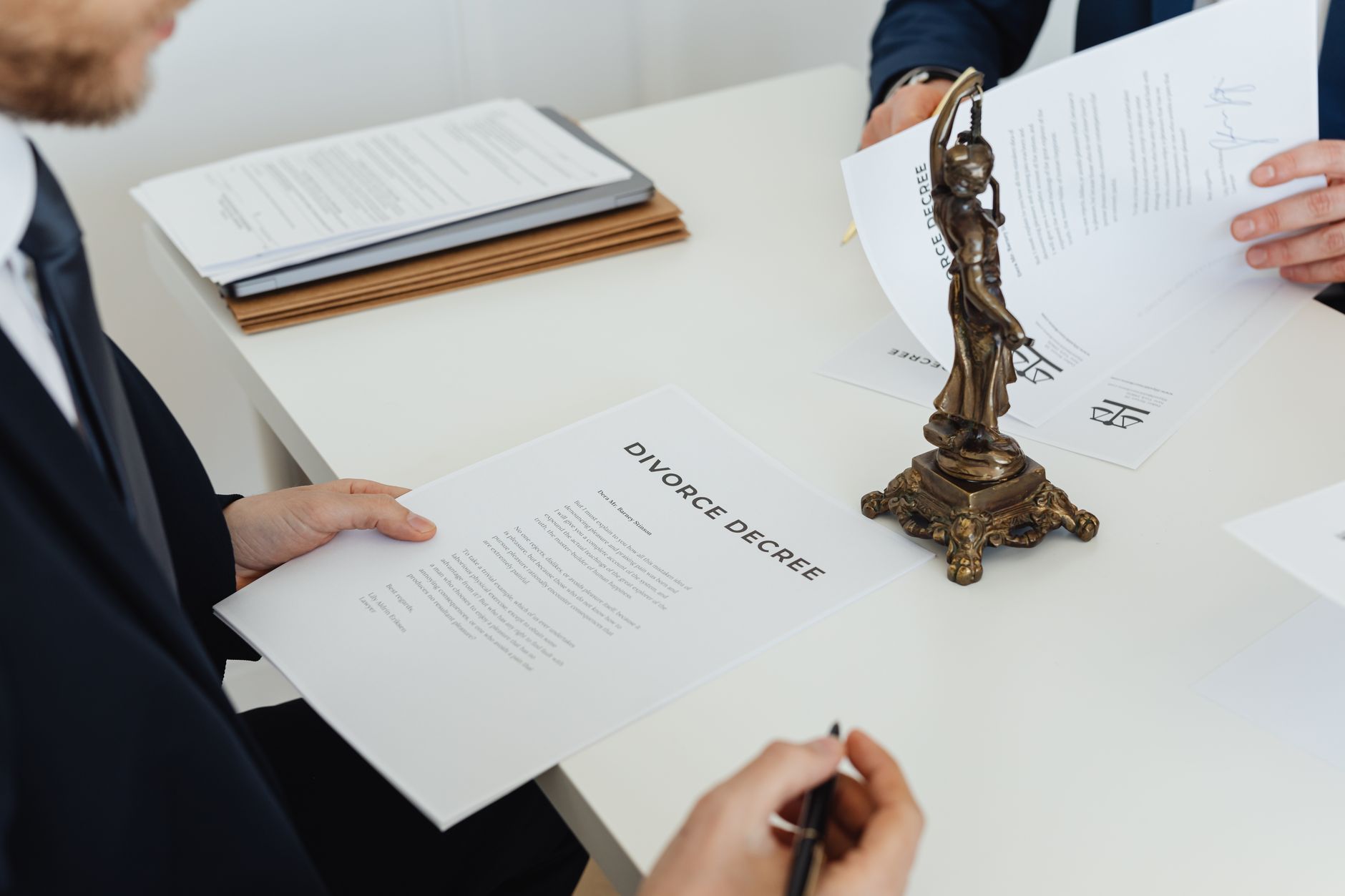 Noua propunere legislativă care obligă firmele să plătească un avocat pentru contracte este criticată de Concordia