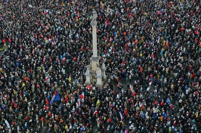 Mii de oameni au manifestat la Praga împotriva reformei care afectează finanțarea media publică