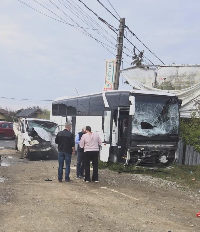 Accident grav pe DN1, în Ciolpani: un autobuz cu 37 de persoane s-a ciocnit cu o autoutilitară