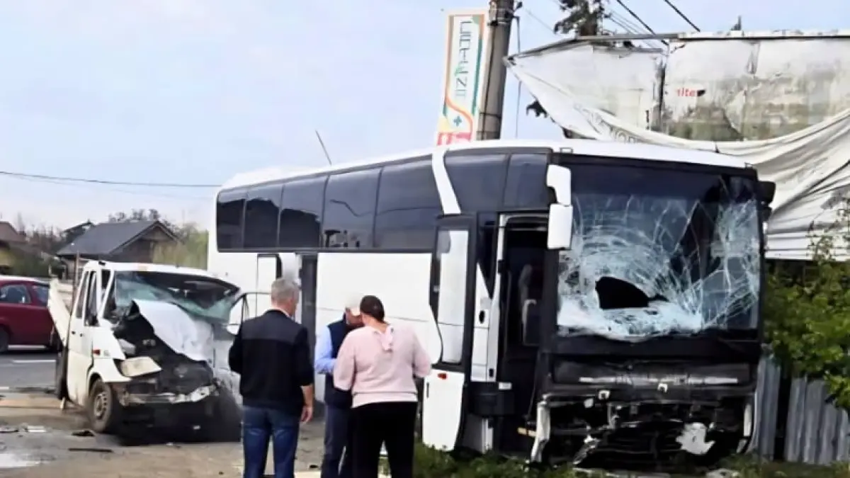 Accident grav pe DN1 în Ciolpani: un autobuz cu 37 de pasageri s-a ciocuit cu o autoutilitară