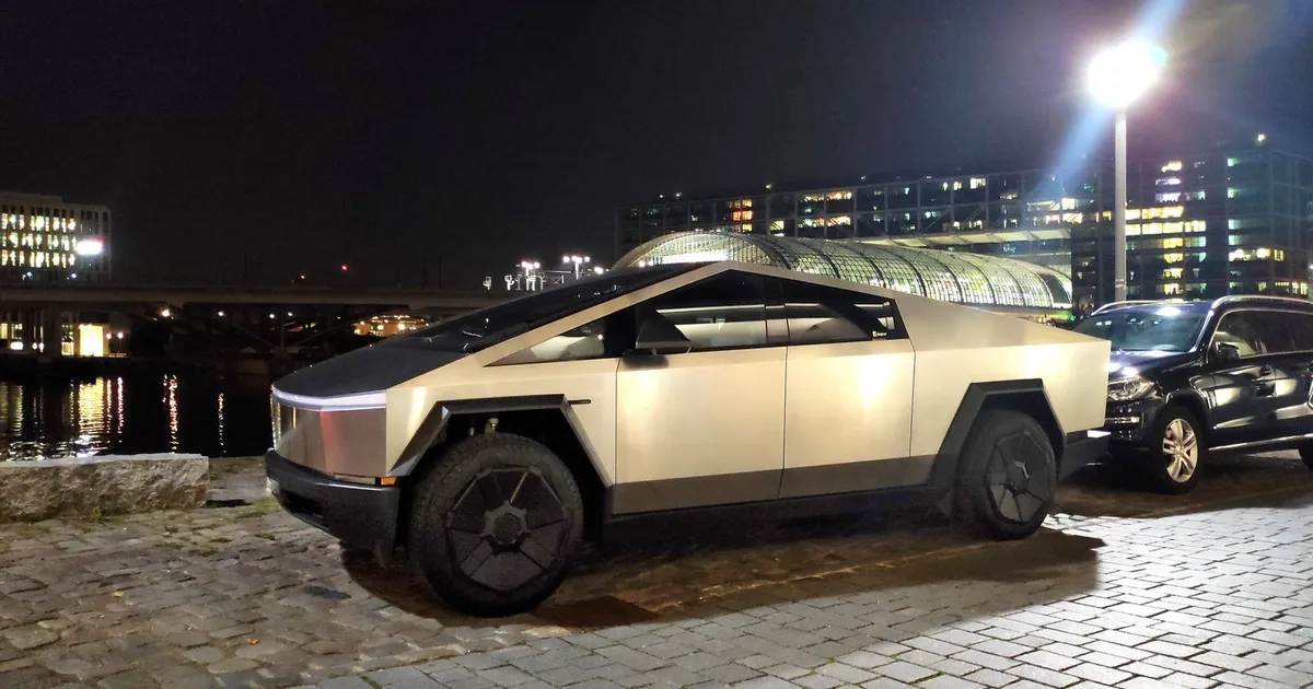 Un Tesla Cybertruck a fost oprit de poliția din Germania: șoferul nu deținea permisul necesar