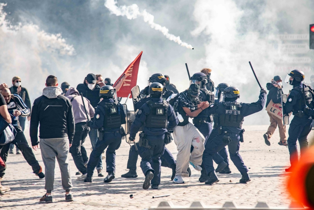 Macron promite măsuri noi pentru calmarea protestelor din Franța în contextul riscului de violențe la Halloween