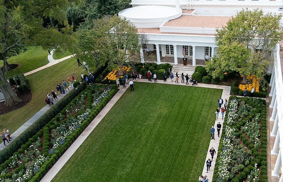 Bill Clinton critică renovările de la Casa Albă: „Grădina Trandafirilor arată acum ca baia lui Liberace”