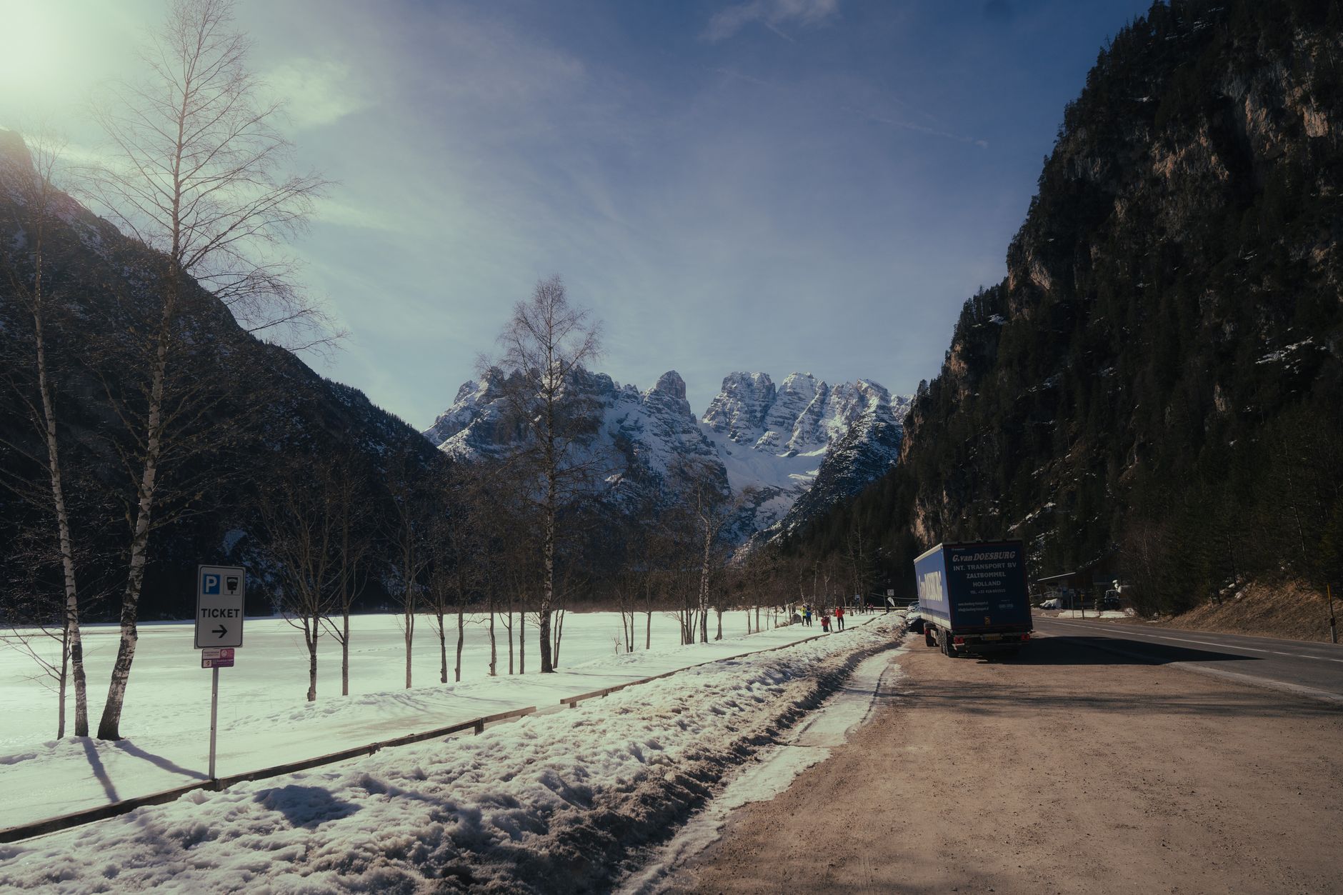 Circulația pe Transalpina este restricționată din cauza ninsorilor; drumarii au intervenit cu utilaje