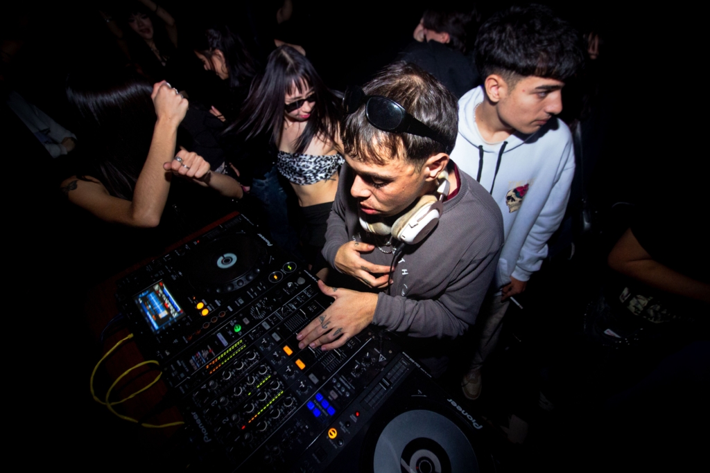 Un angajat a fost surprins ca DJ în club după ce s-a declarat bolnav cu bronșită