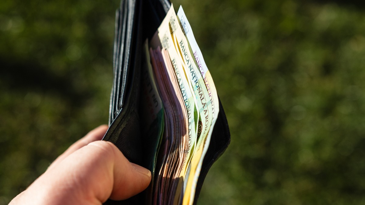 Majorarea salariului minim cu 600 de lei ar putea crește prețurile la raft, avertizează patronatele